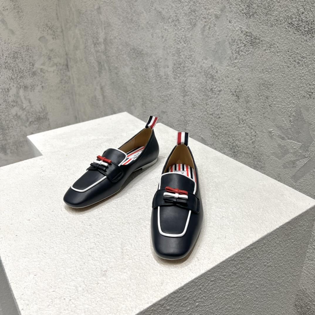 Thom Browne Marineblauer Loafer aus Kalbsleder mit flexibler Ledersohle und 3 Schleifen - EUR FASHION