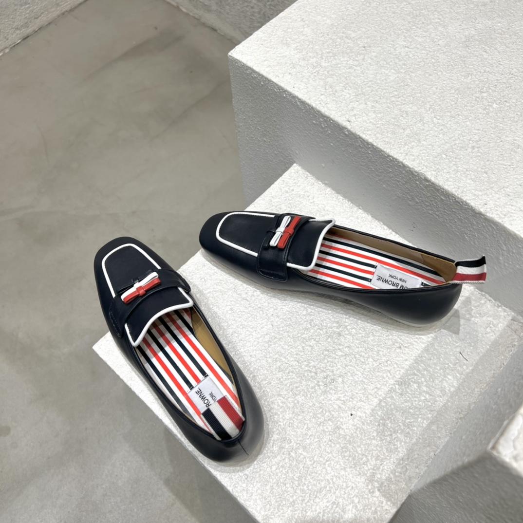 Thom Browne Marineblauer Loafer aus Kalbsleder mit flexibler Ledersohle und 3 Schleifen - EUR FASHION