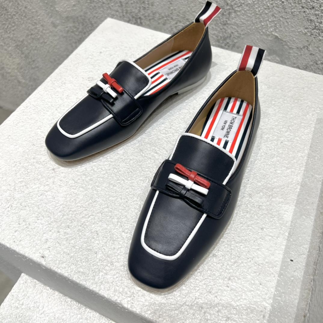 Thom Browne Marineblauer Loafer aus Kalbsleder mit flexibler Ledersohle und 3 Schleifen - EUR FASHION