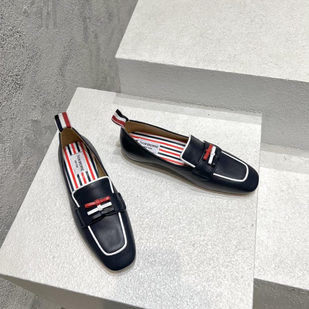 Thom Browne Marineblauer Loafer aus Kalbsleder mit flexibler Ledersohle und 3 Schleifen - EUR FASHION