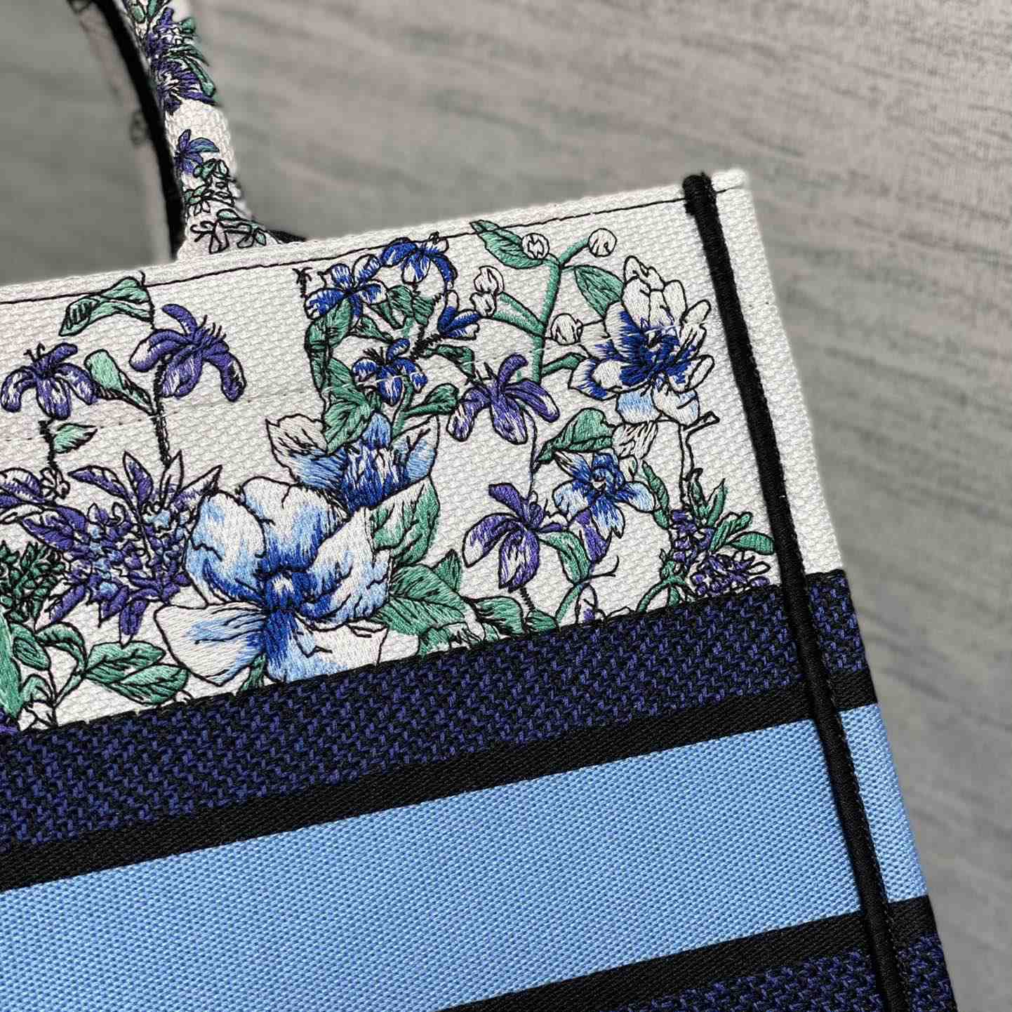 Mittlere Dior-Buchtasche von Dior - EUR FASHION