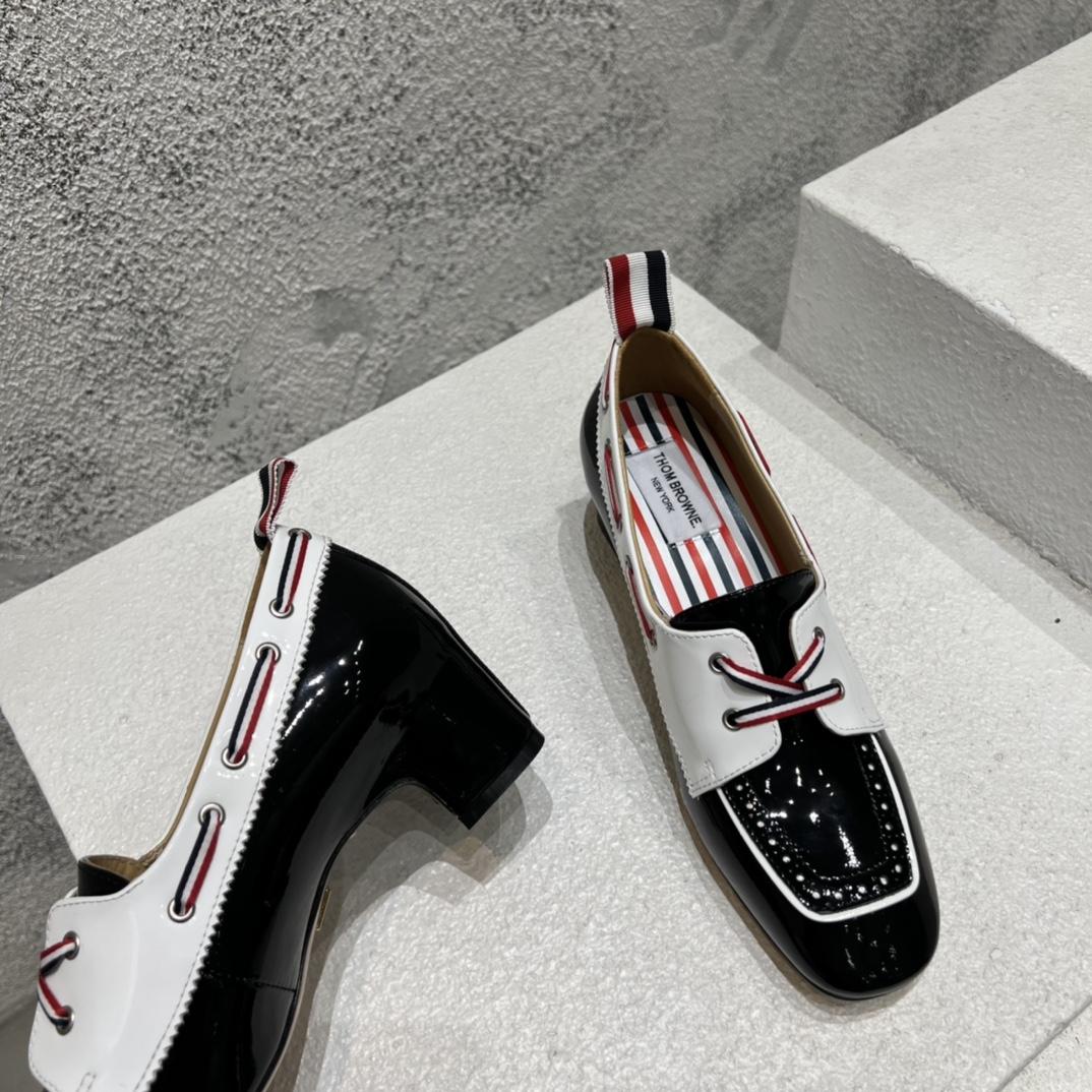 Thom Browne Schwarz-weißer Bootsschuh aus weichem Lackleder mit 40 mm Blockabsatz - EUR FASHION