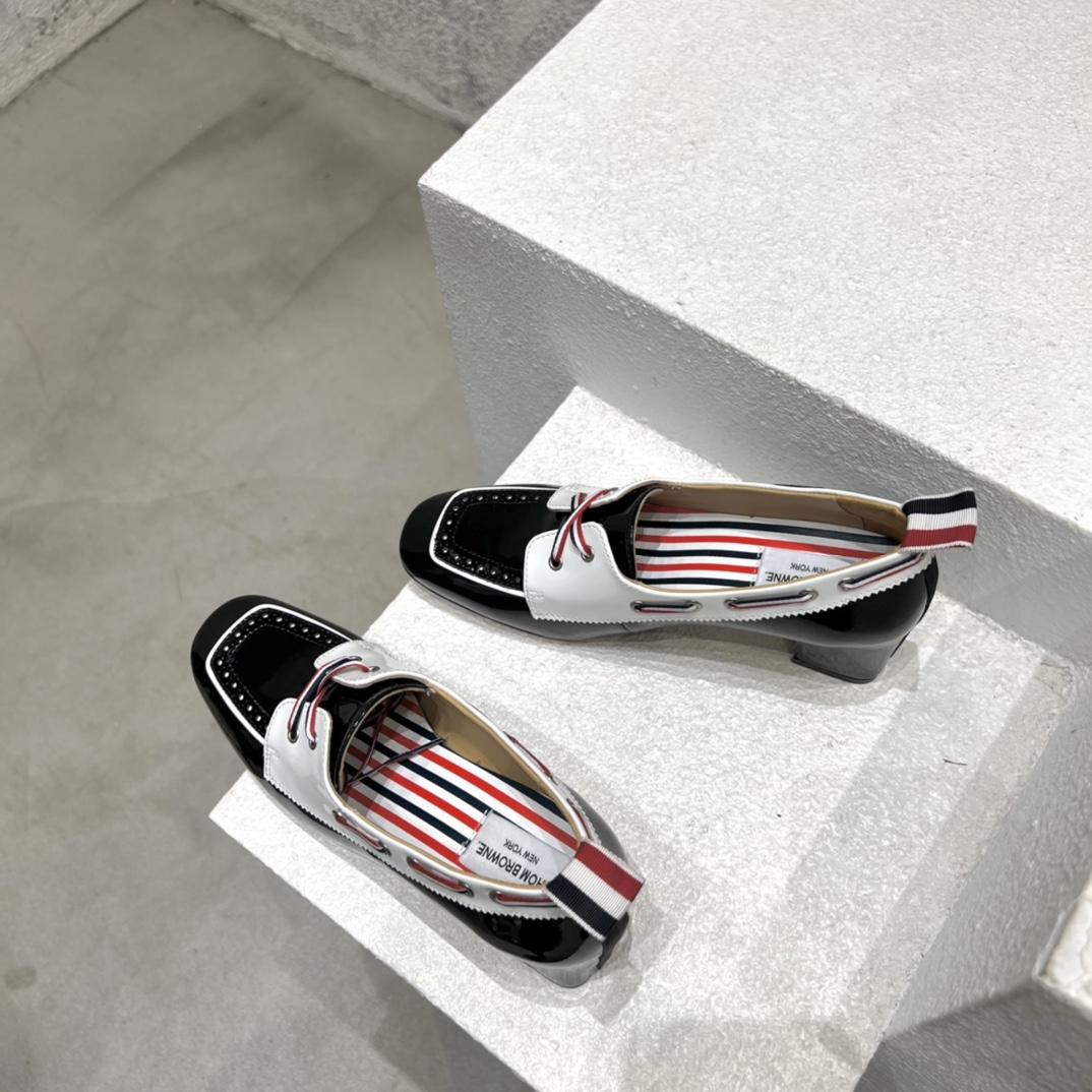 Thom Browne Schwarz-weißer Bootsschuh aus weichem Lackleder mit 40 mm Blockabsatz - EUR FASHION