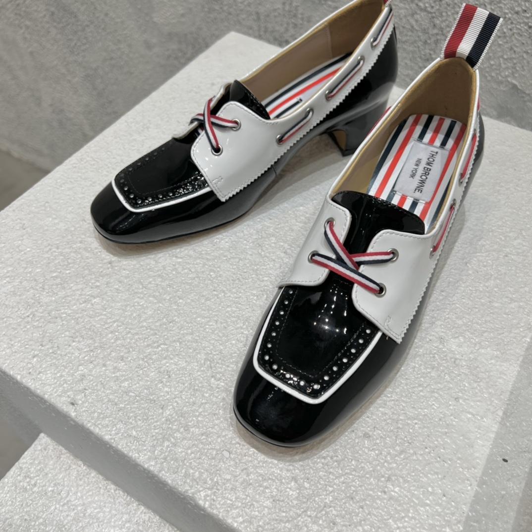 Thom Browne Schwarz-weißer Bootsschuh aus weichem Lackleder mit 40 mm Blockabsatz - EUR FASHION