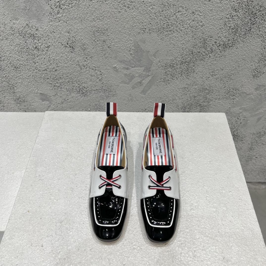 Thom Browne Schwarz-weißer Bootsschuh aus weichem Lackleder mit 40 mm Blockabsatz - EUR FASHION