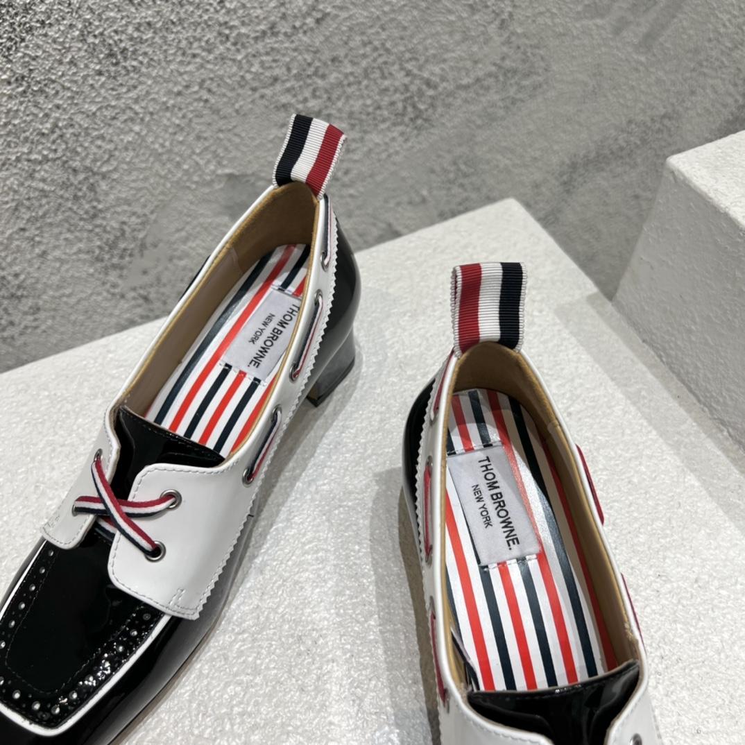 Thom Browne Schwarz-weißer Bootsschuh aus weichem Lackleder mit 40 mm Blockabsatz - EUR FASHION