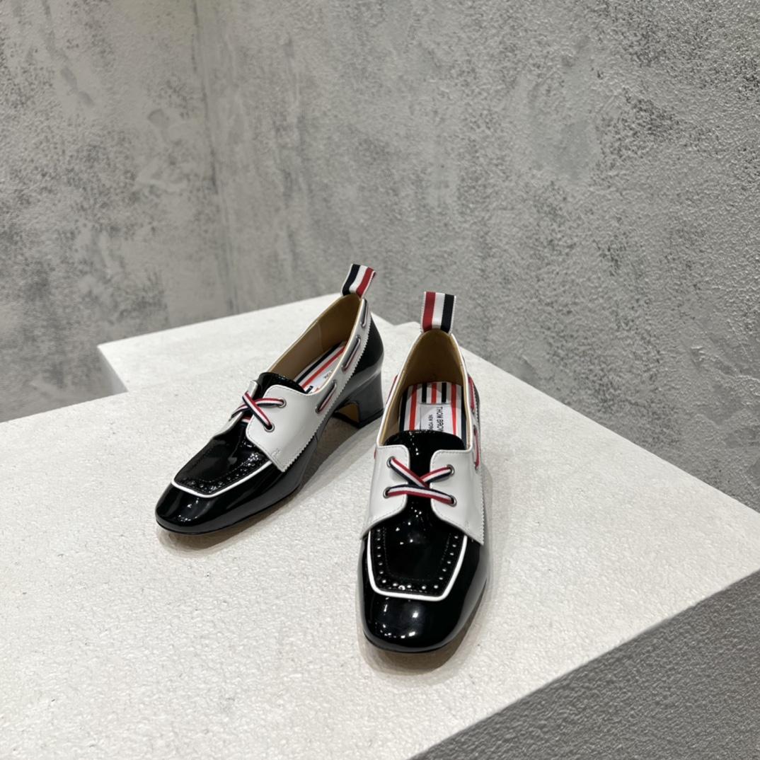 Thom Browne Schwarz-weißer Bootsschuh aus weichem Lackleder mit 40 mm Blockabsatz - EUR FASHION