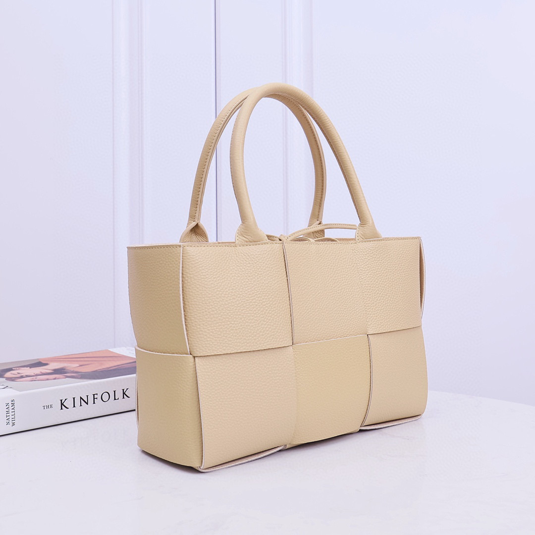 Kleine Arco-Einkaufstasche von Bottega Veneta - EUR FASHION