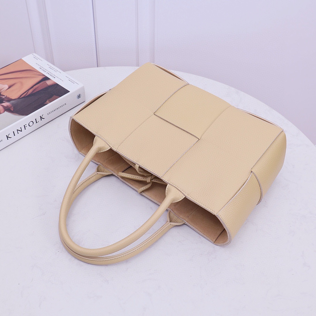 Kleine Arco-Einkaufstasche von Bottega Veneta - EUR FASHION