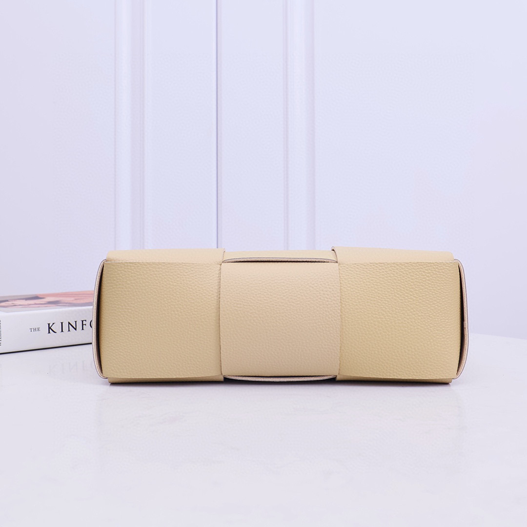 Kleine Arco-Einkaufstasche von Bottega Veneta - EUR FASHION
