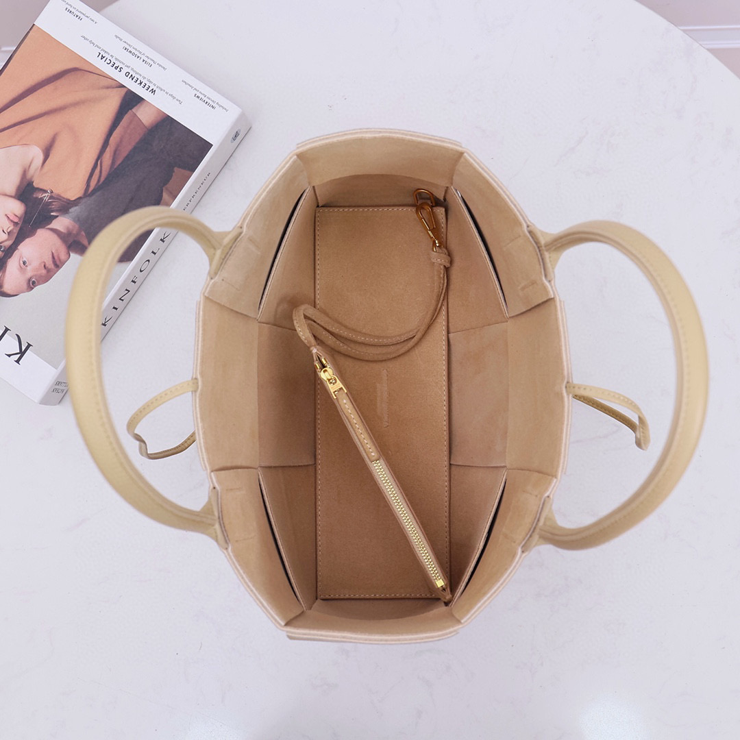 Kleine Arco-Einkaufstasche von Bottega Veneta - EUR FASHION