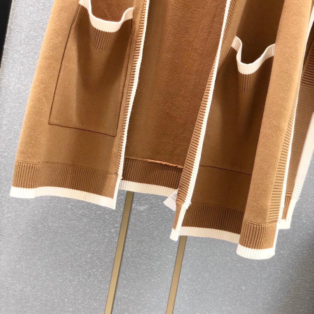 Burberry-Kapuzenumhang aus Wollkaschmir-Jacquard mit Logo und Grafik - EUR FASHION