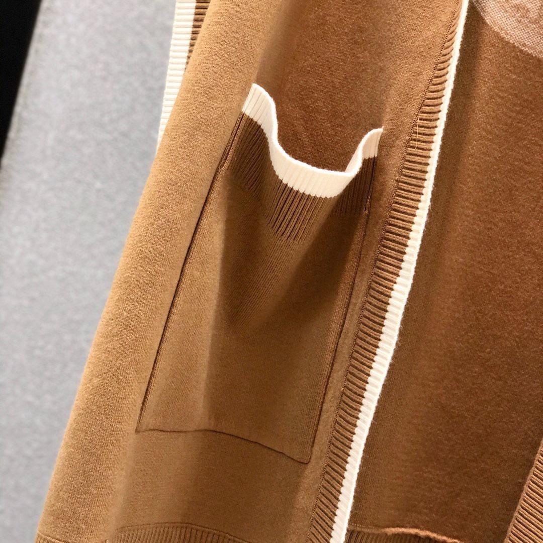 Burberry-Kapuzenumhang aus Wollkaschmir-Jacquard mit Logo und Grafik - EUR FASHION