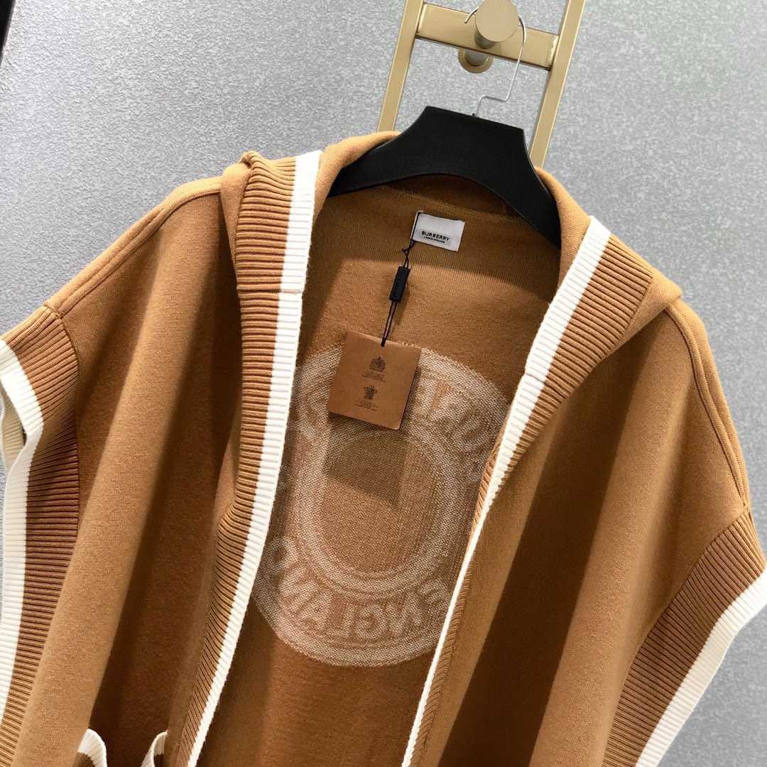 Burberry-Kapuzenumhang aus Wollkaschmir-Jacquard mit Logo und Grafik - EUR FASHION