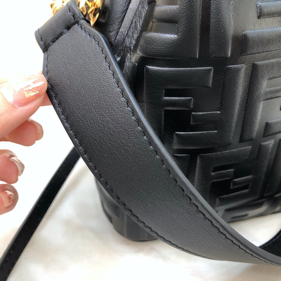 Fendi Tresor Minitasche aus schwarzem Leder - EUR FASHION