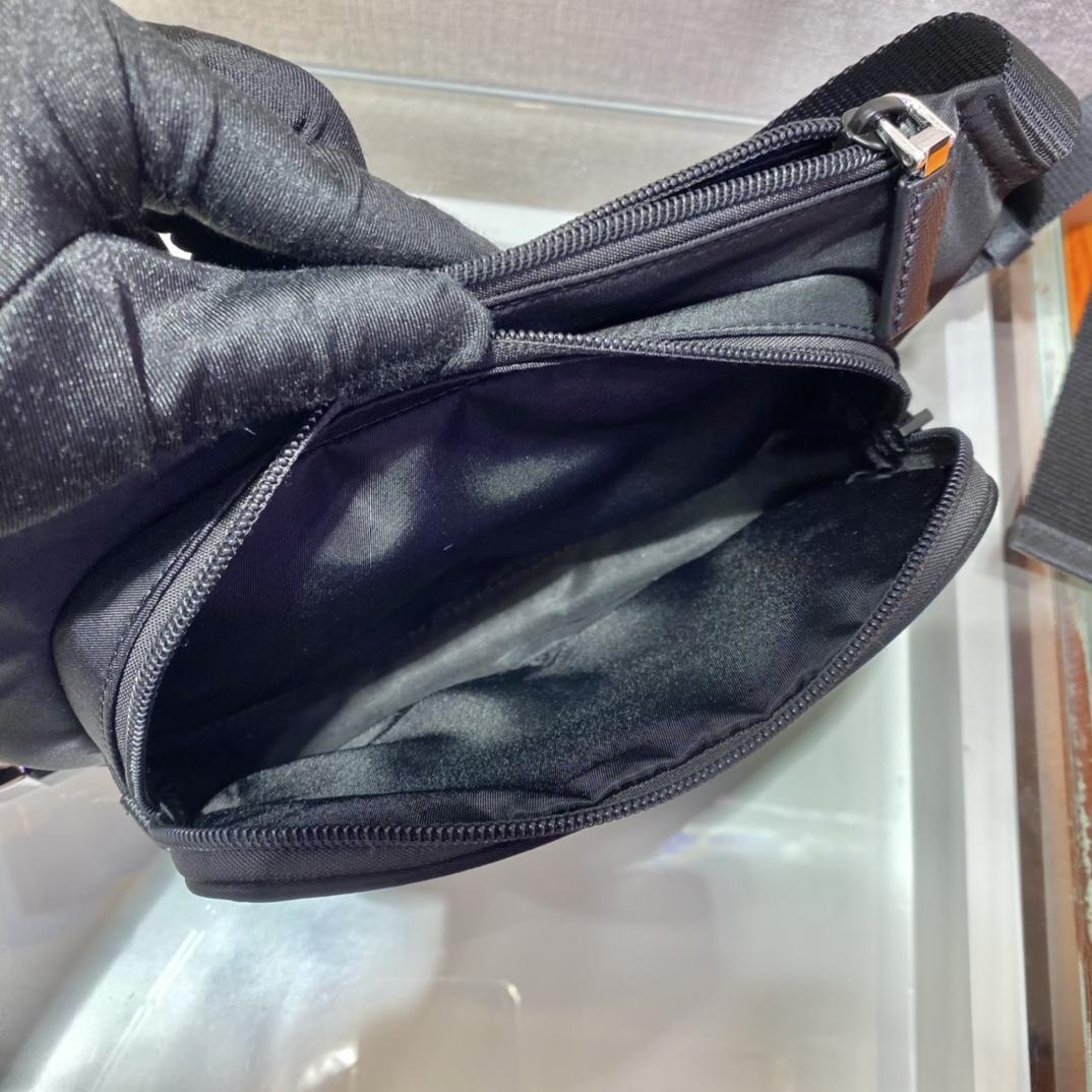Prada Umhängetasche aus Re-Nylon und Saffiano-Leder - EUR FASHION