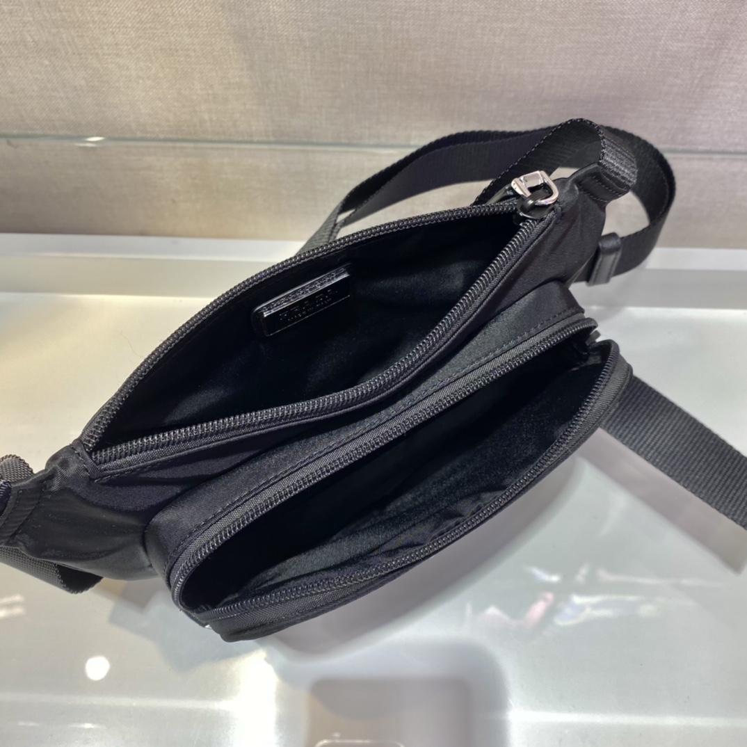 Prada Umhängetasche aus Re-Nylon und Saffiano-Leder - EUR FASHION