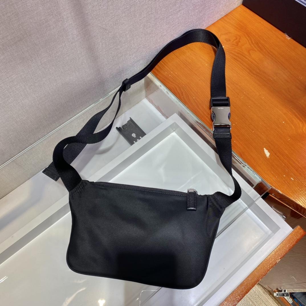 Prada Umhängetasche aus Re-Nylon und Saffiano-Leder - EUR FASHION