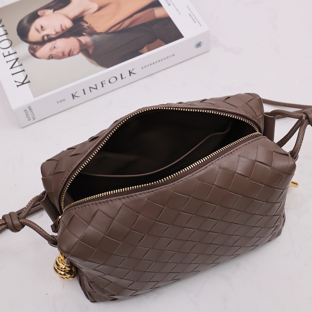 Kleine Loop-Kameratasche von Bottega Veneta - EUR FASHION