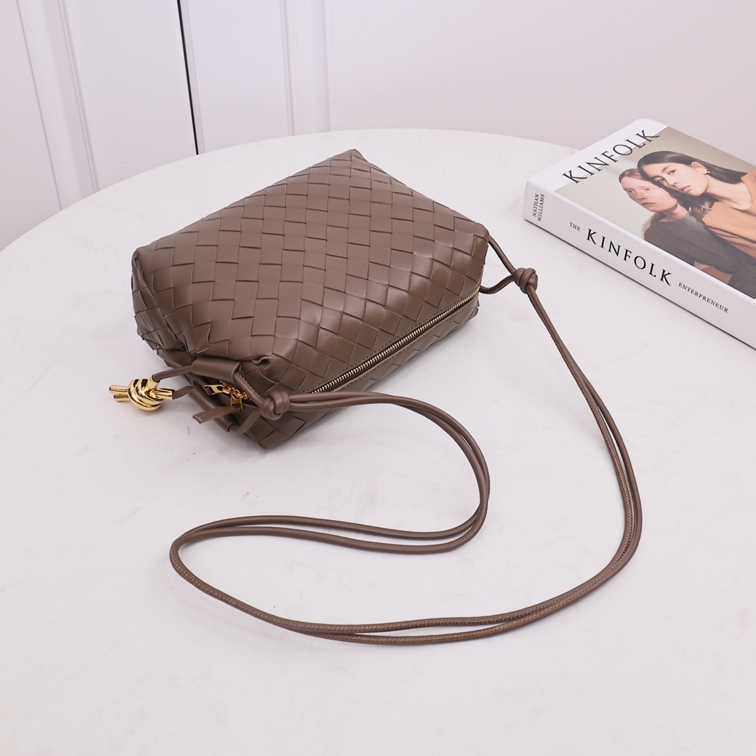 Kleine Loop-Kameratasche von Bottega Veneta - EUR FASHION