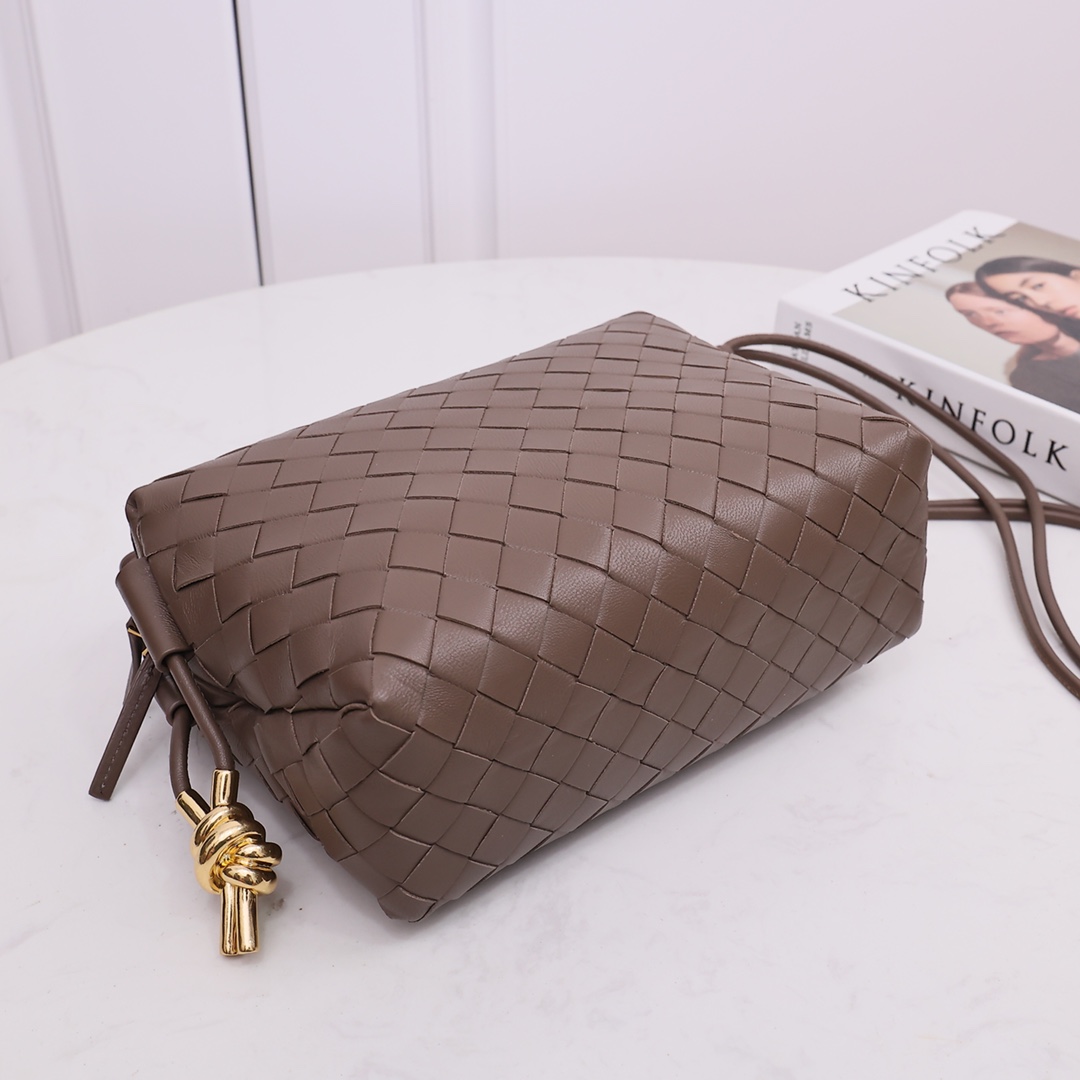 Kleine Loop-Kameratasche von Bottega Veneta - EUR FASHION
