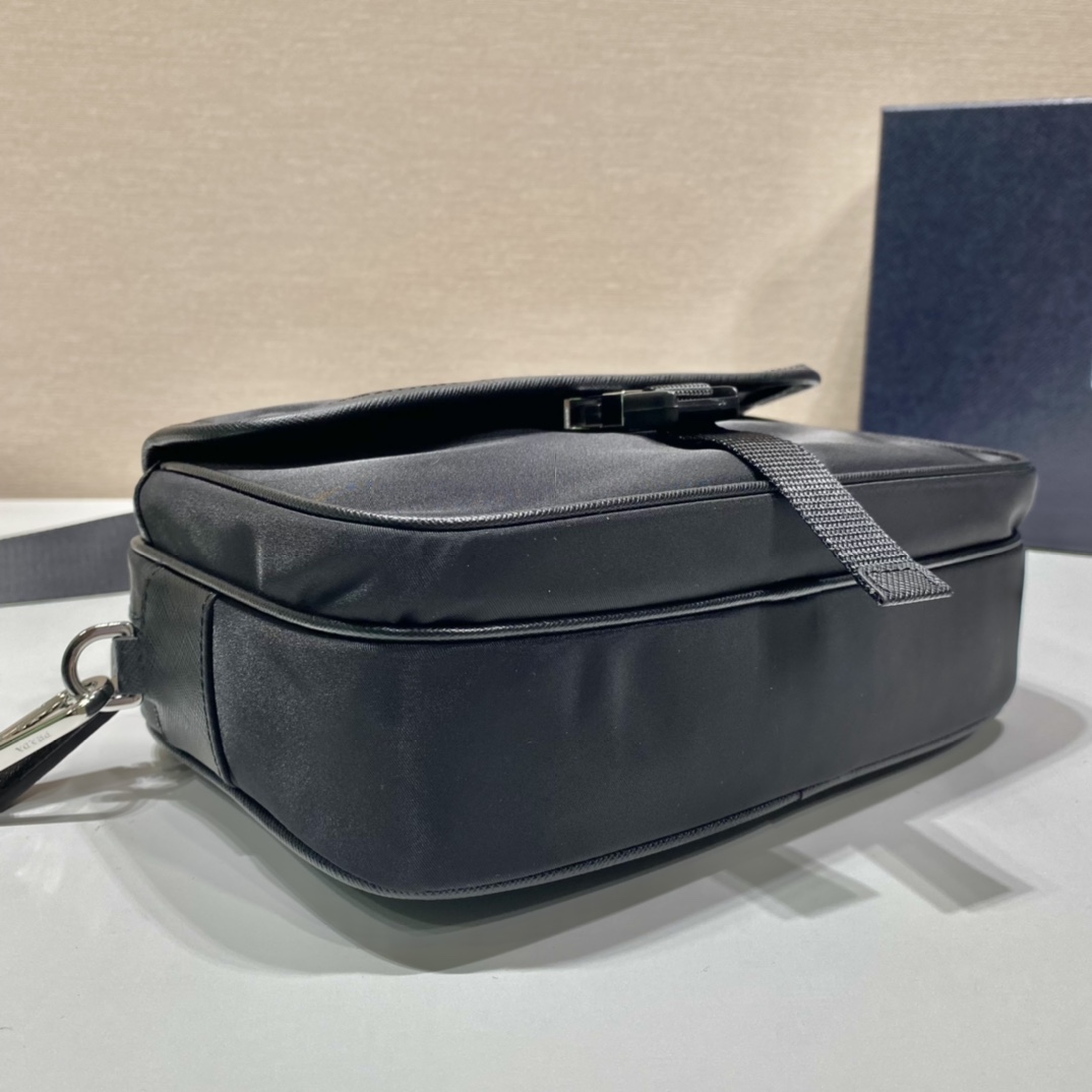 Prada Umhängetasche aus Re-Nylon-Saffiano-Leder (22-16-5 cm) - EUR FASHION