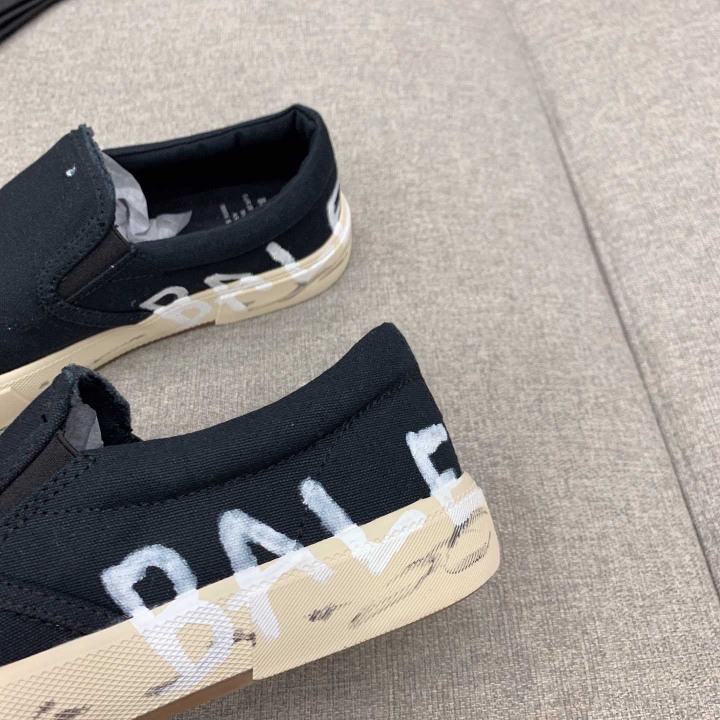 Balenciaga Paris Slip-on-Graffiti-Sneaker in Schwarz - EUR FASHION