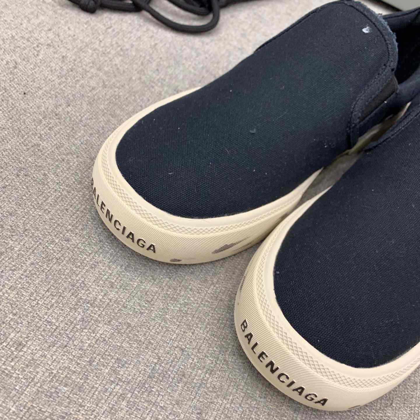 Balenciaga Paris Slip-on-Graffiti-Sneaker in Schwarz - EUR FASHION