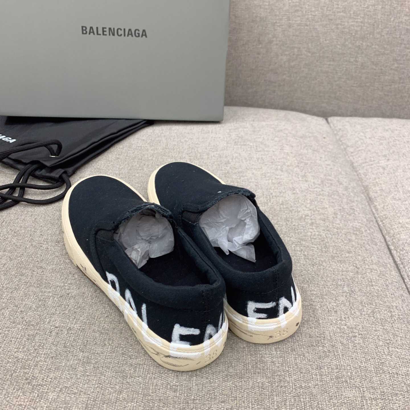 Balenciaga Paris Slip-on-Graffiti-Sneaker in Schwarz - EUR FASHION