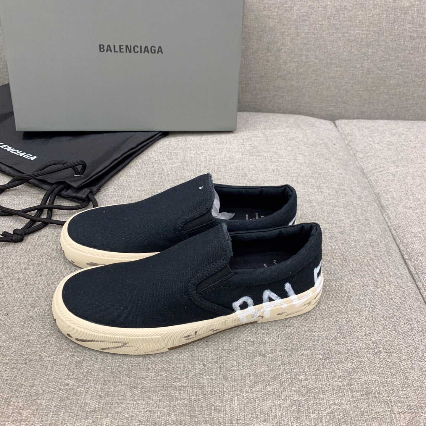 Balenciaga Paris Slip-on-Graffiti-Sneaker in Schwarz - EUR FASHION