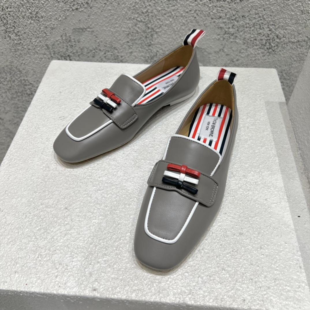 Flache Slipper mit Schleifendetail von Thom Browne - EUR FASHION