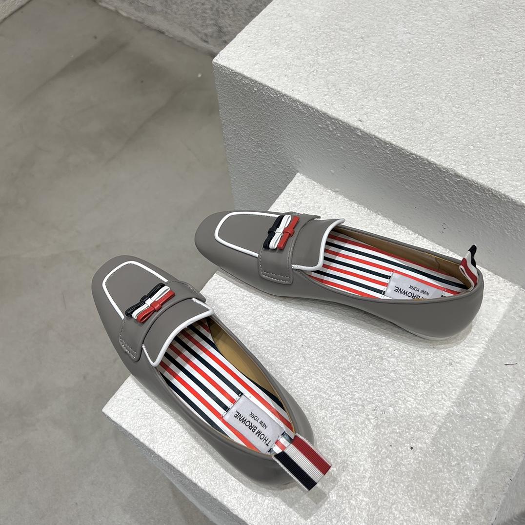 Flache Slipper mit Schleifendetail von Thom Browne - EUR FASHION