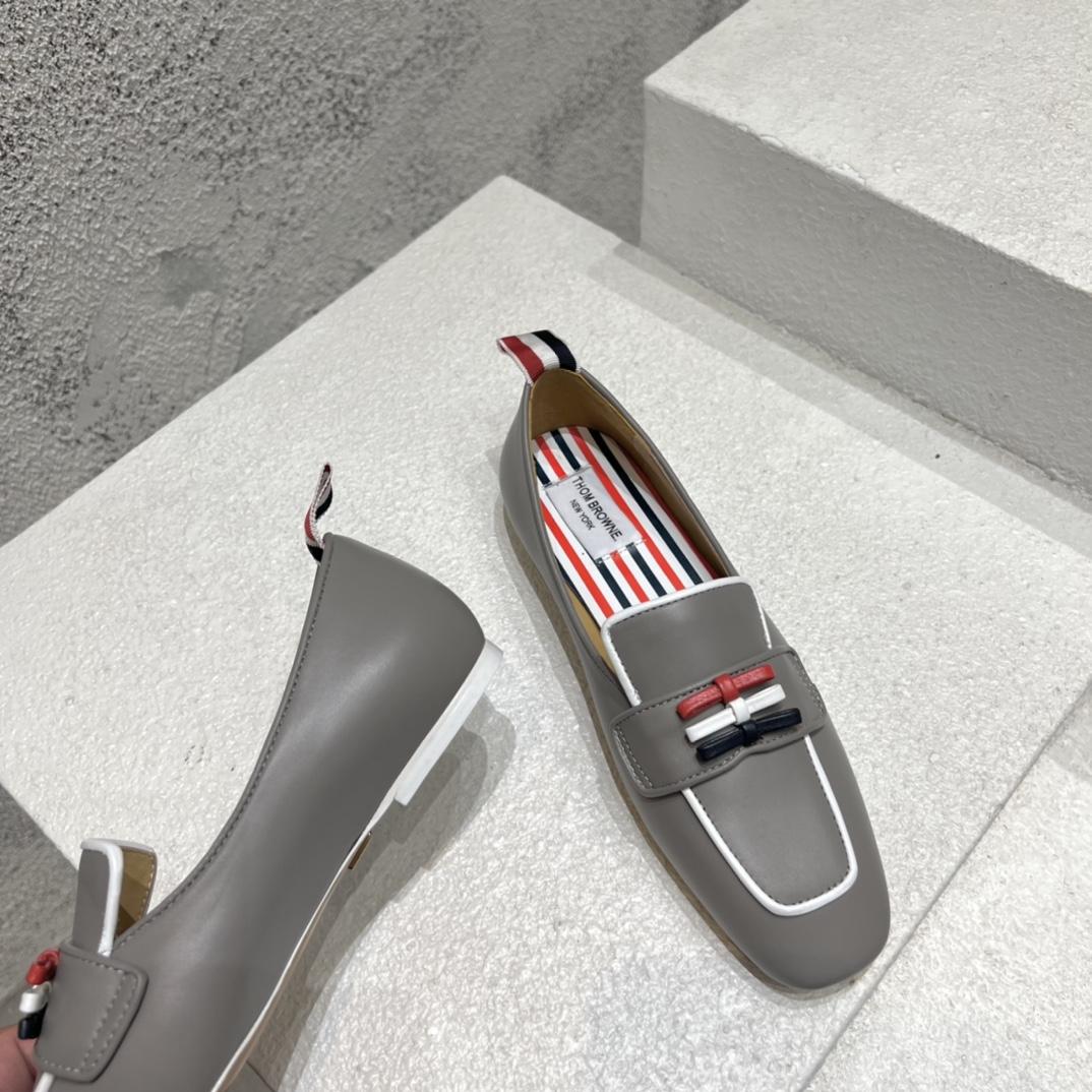 Flache Slipper mit Schleifendetail von Thom Browne - EUR FASHION