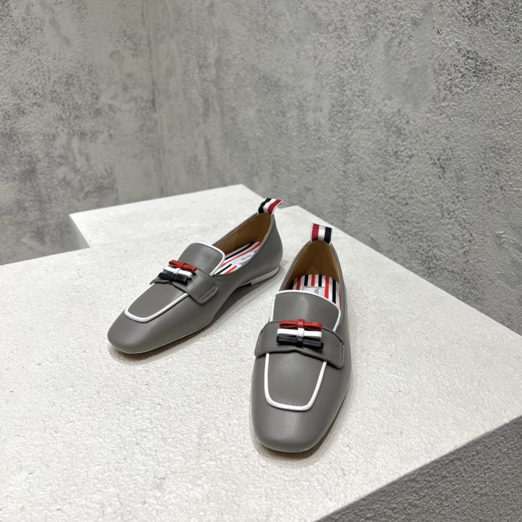 Flache Slipper mit Schleifendetail von Thom Browne - EUR FASHION