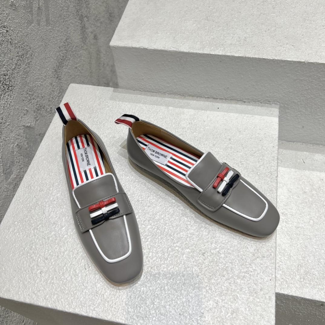 Flache Slipper mit Schleifendetail von Thom Browne - EUR FASHION