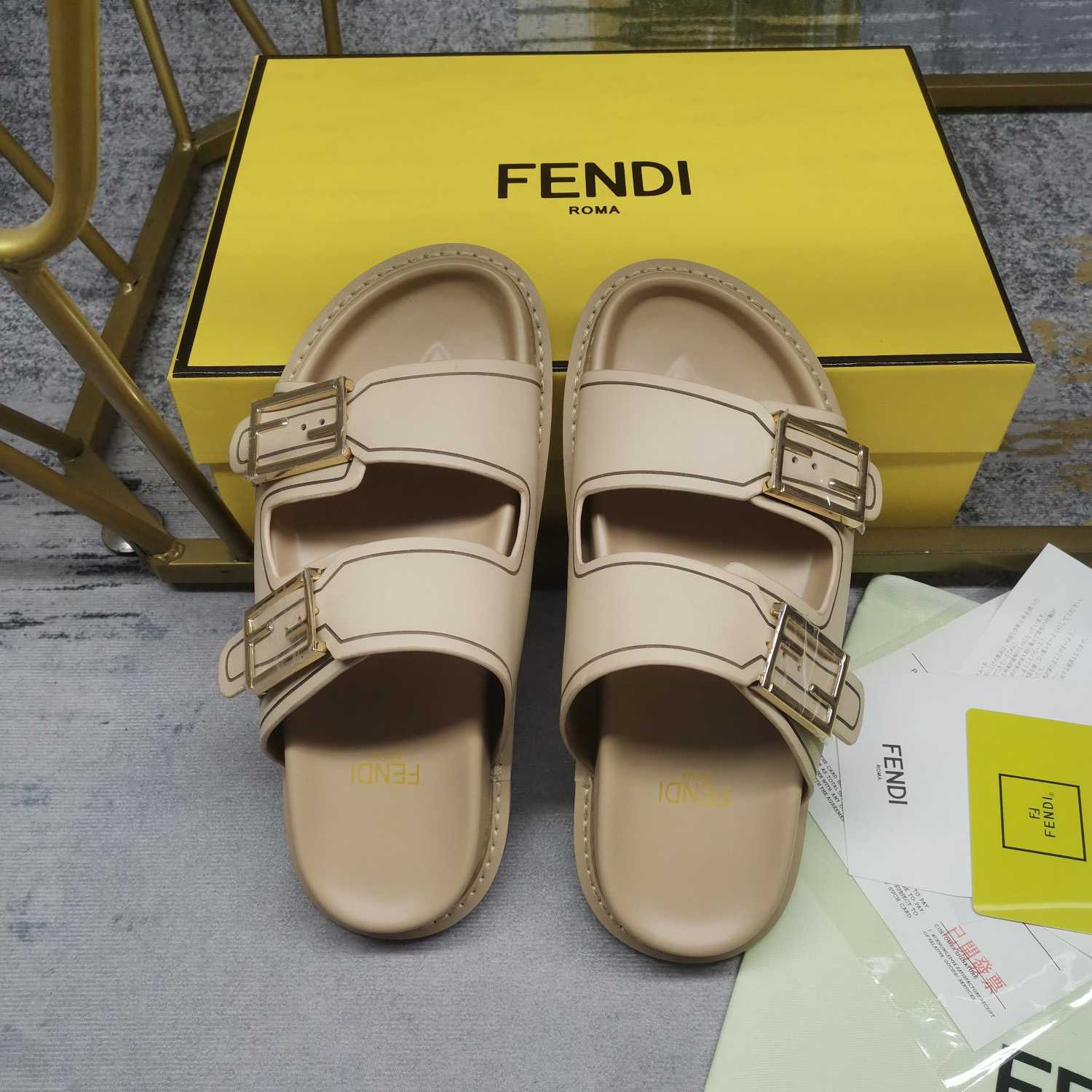 Fendi Feel Beige Leder-Slides - EUR FASHION