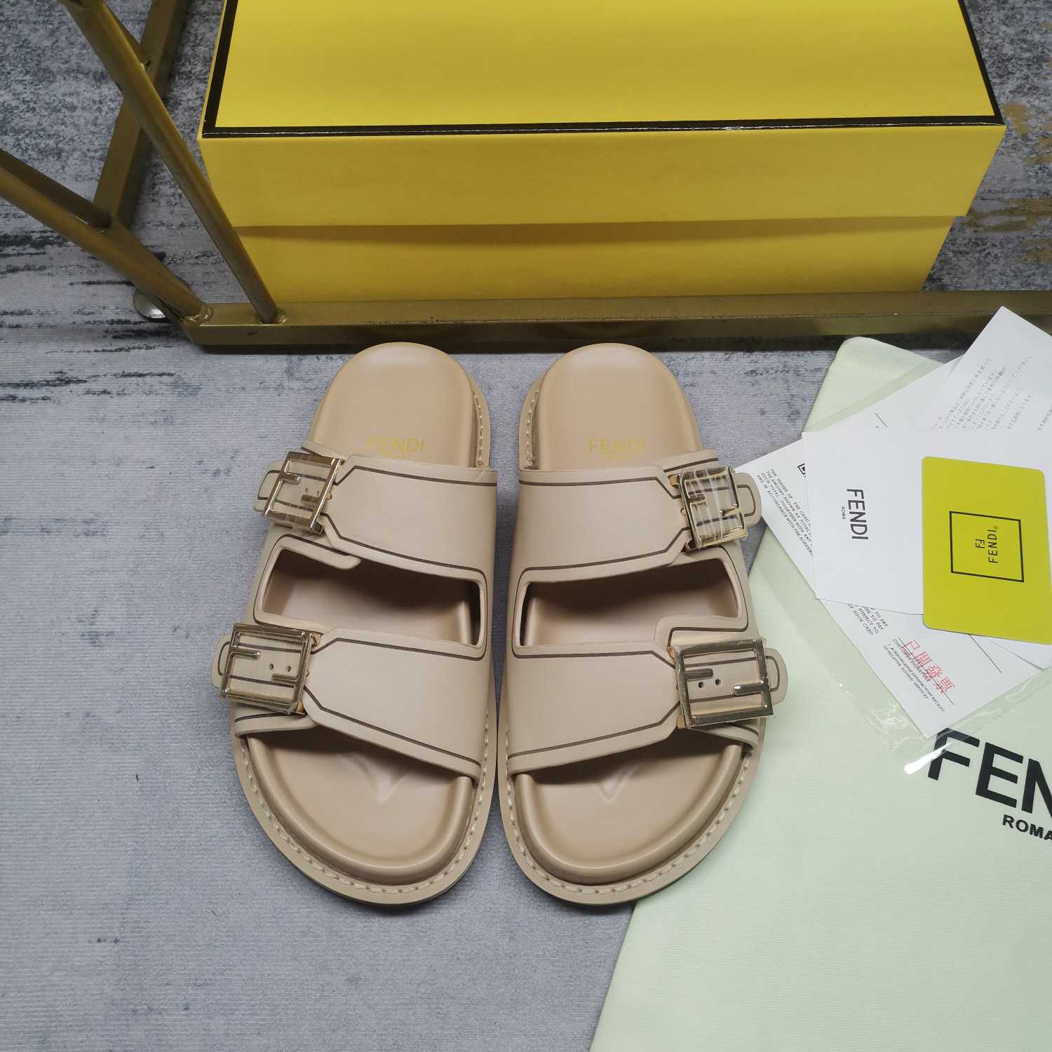 Fendi Feel Beige Leder-Slides - EUR FASHION