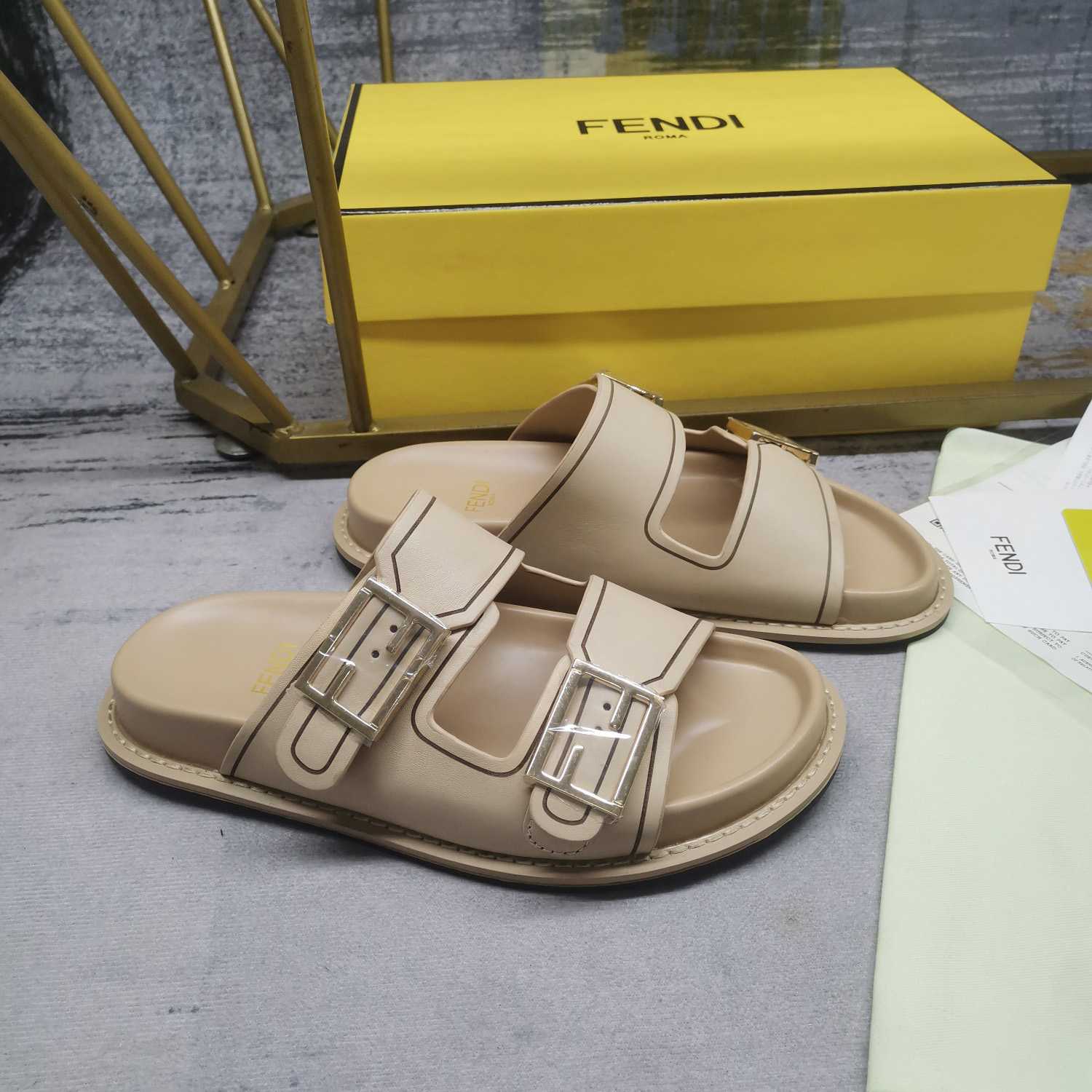 Fendi Feel Beige Leder-Slides - EUR FASHION