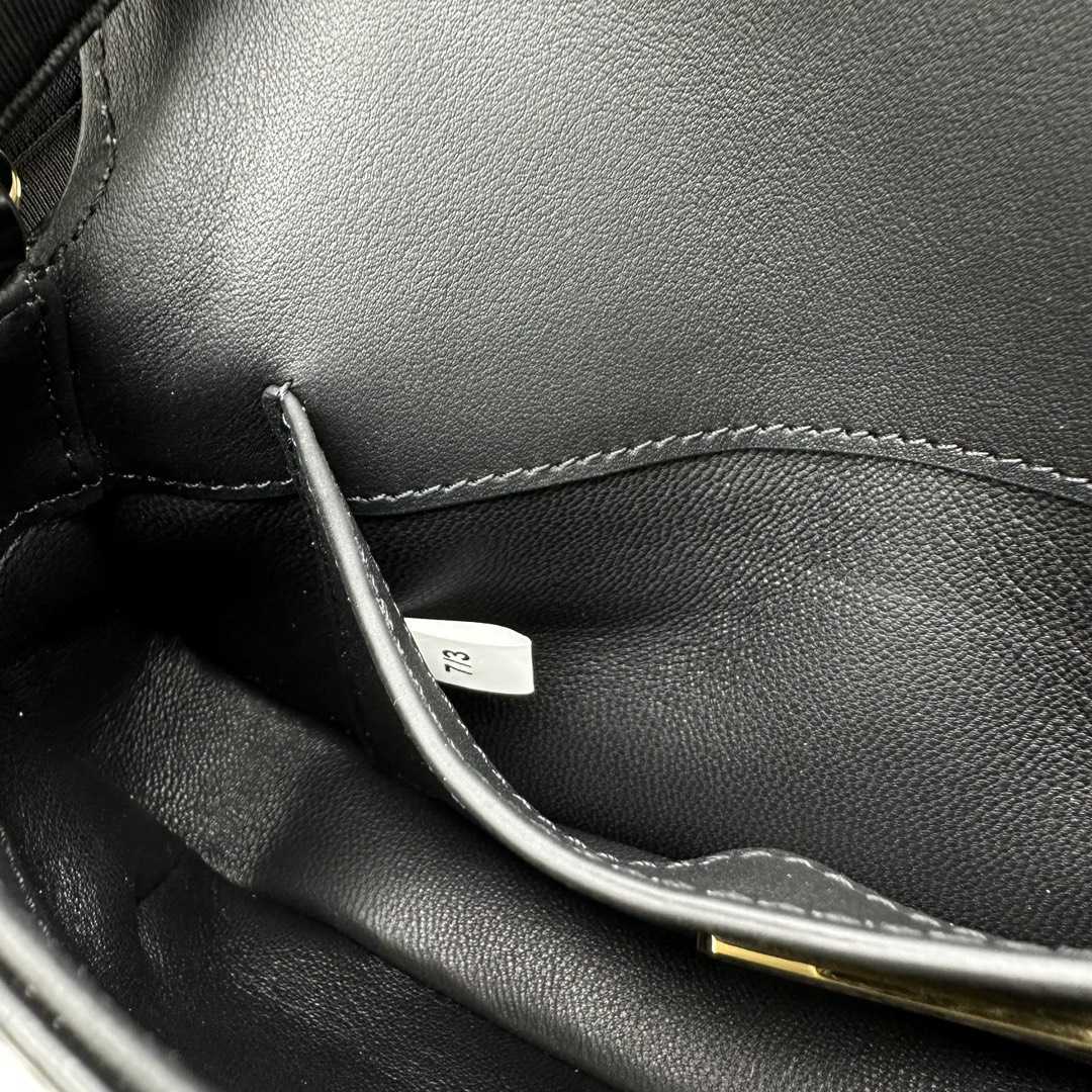 Prada Umhängetasche aus gebürstetem Leder - EUR FASHION