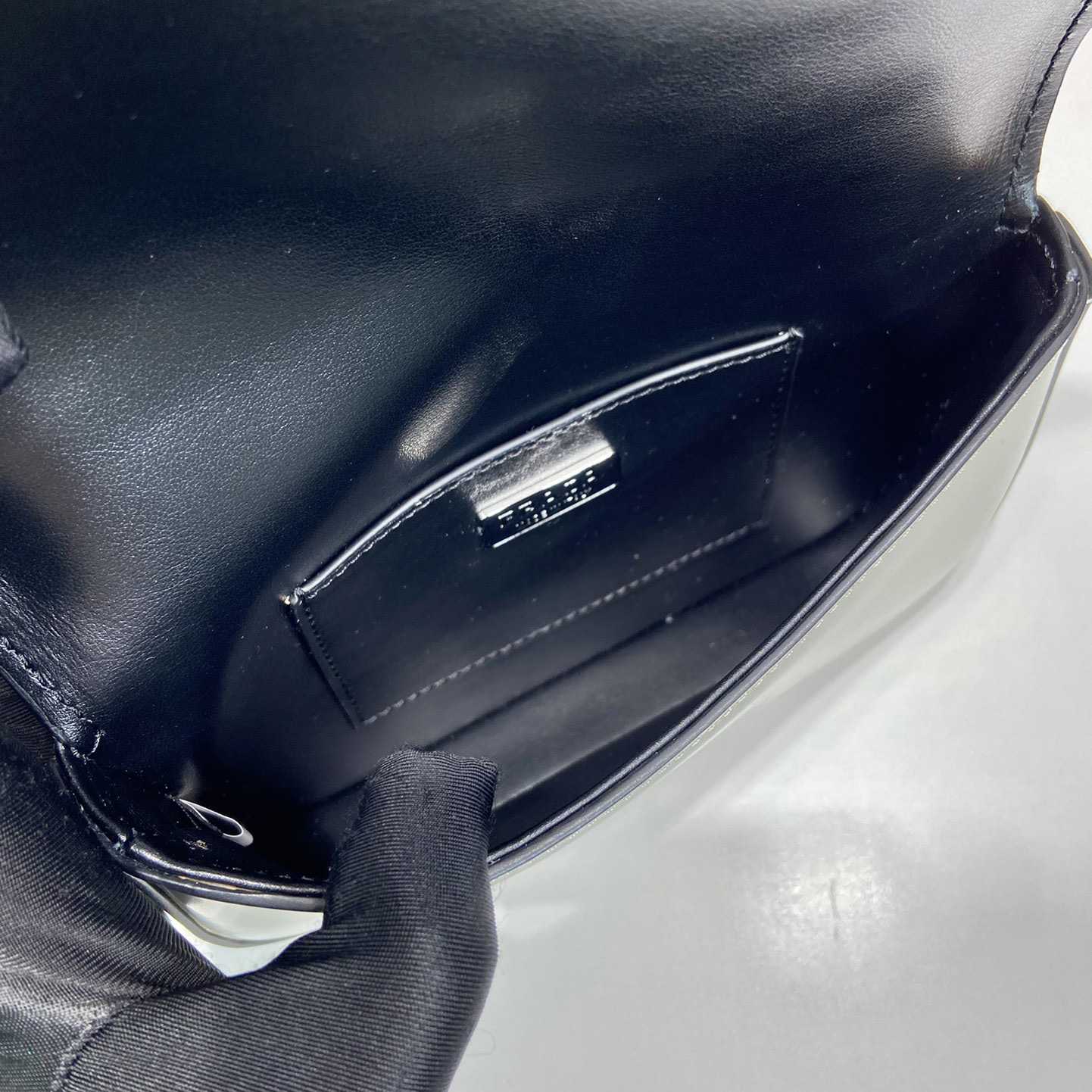 Prada Minitasche aus gebürstetem Leder mit Schultergurt - EUR FASHION