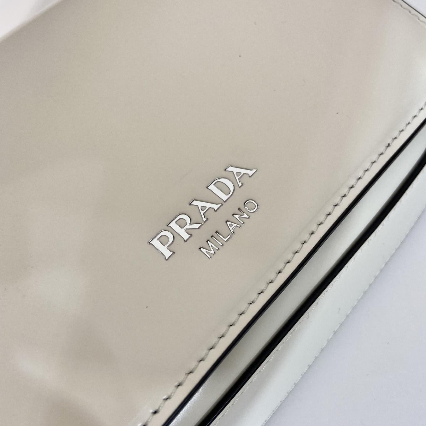 Prada Minitasche aus gebürstetem Leder mit Schultergurt - EUR FASHION
