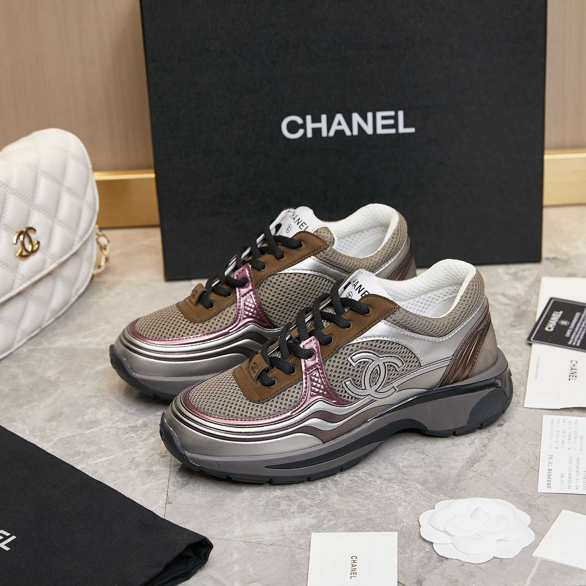 Chanel-Sneaker aus Stoff und Laminat - EUR FASHION