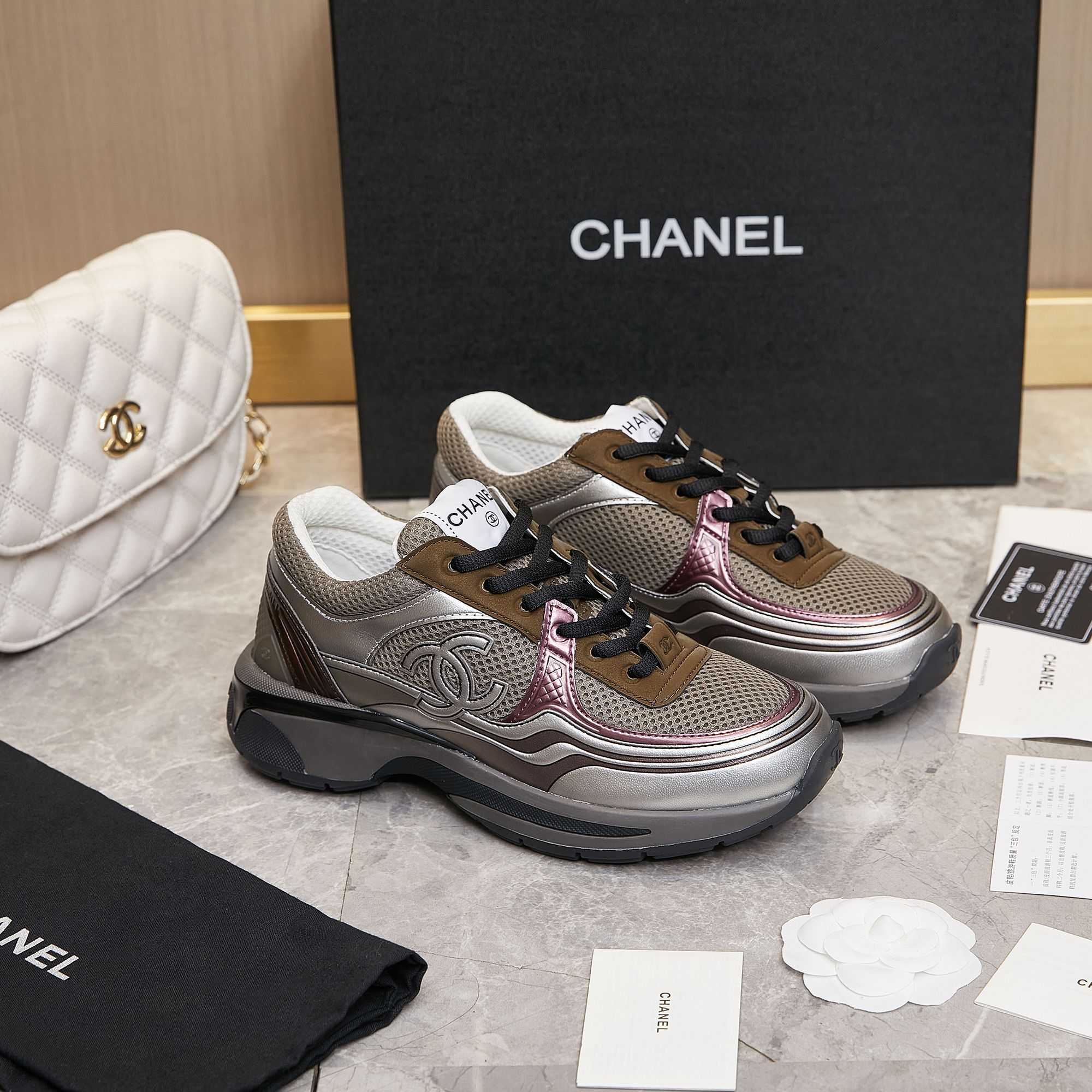 Chanel-Sneaker aus Stoff und Laminat - EUR FASHION