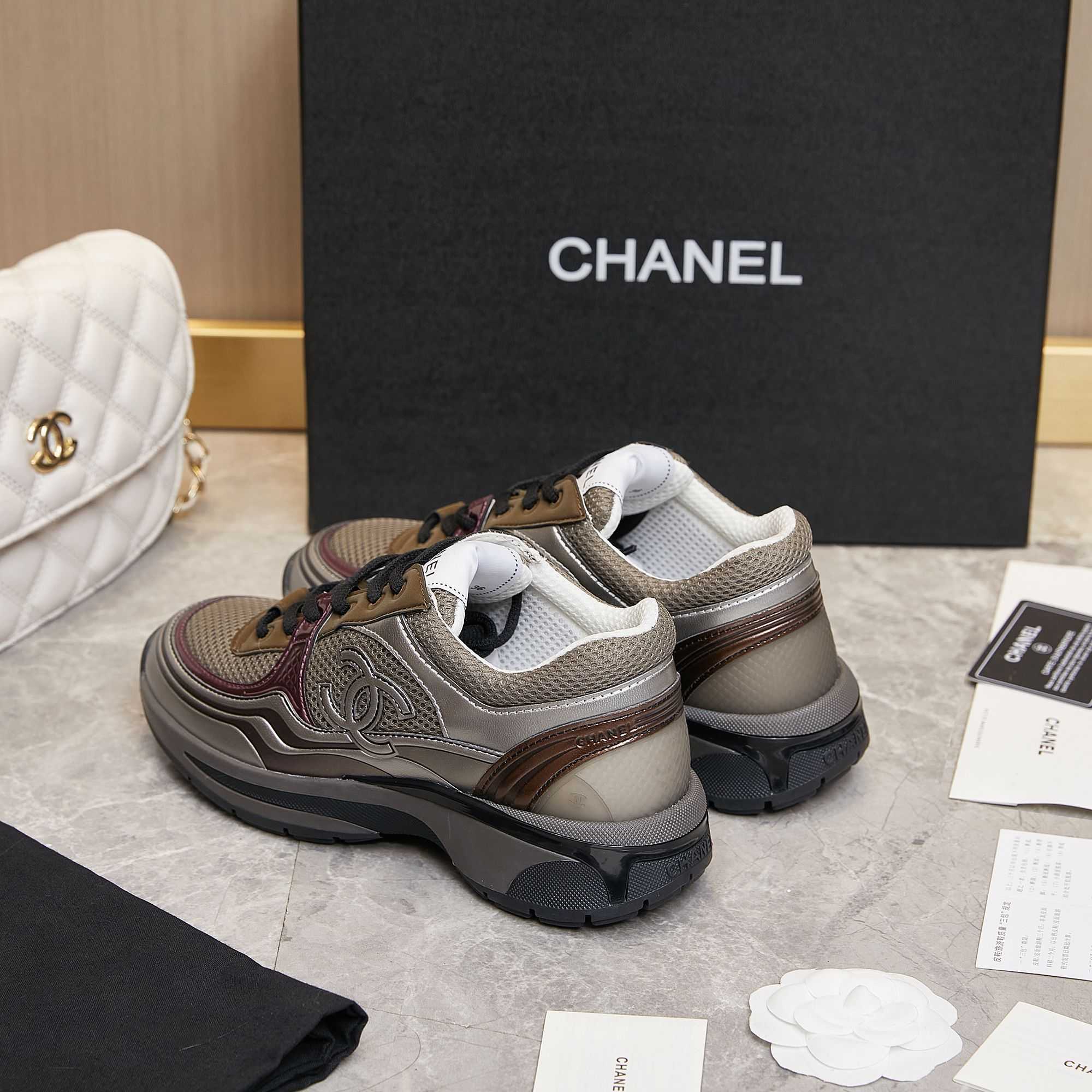 Chanel-Sneaker aus Stoff und Laminat - EUR FASHION