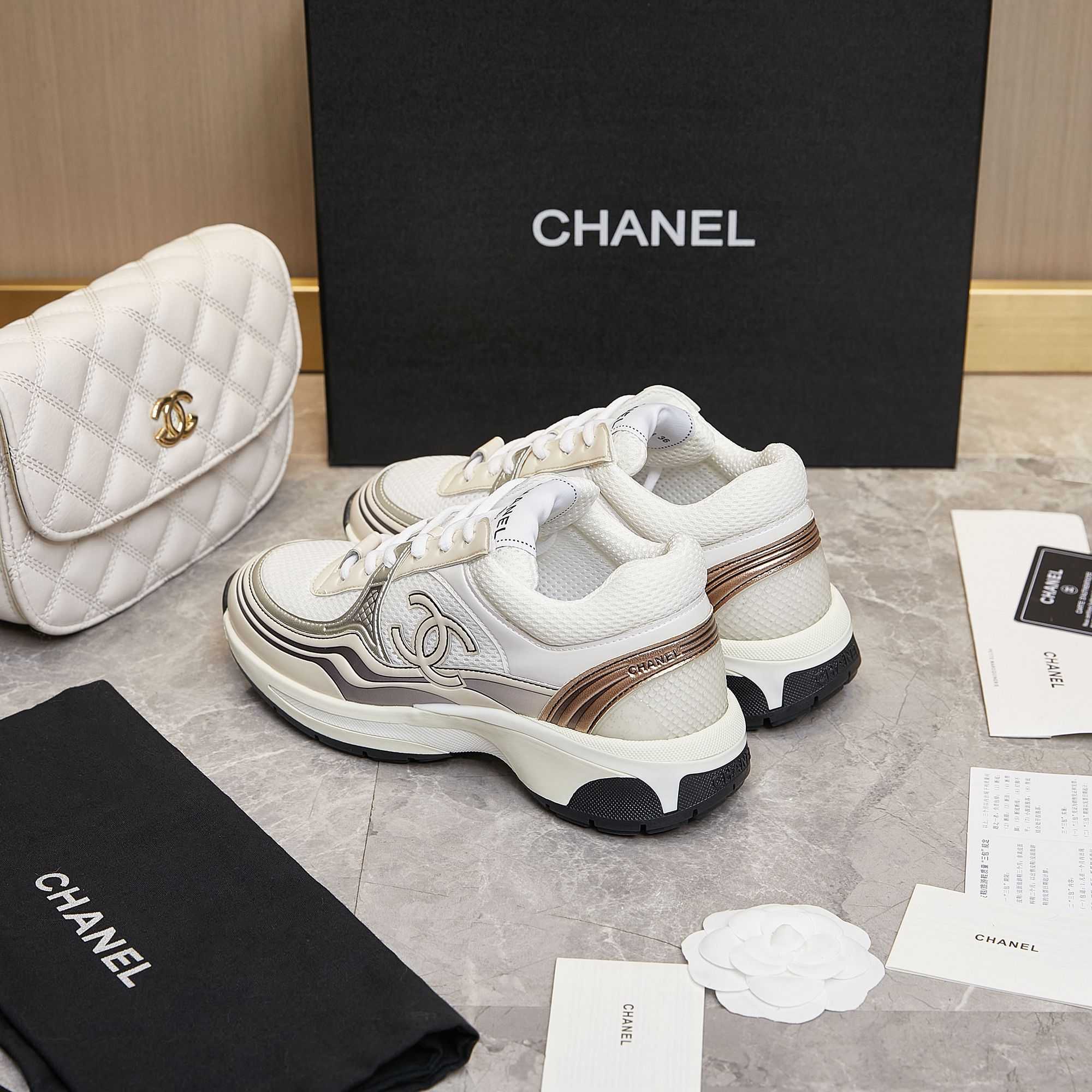 Chanel-Sneaker aus Stoff und Laminat - EUR FASHION