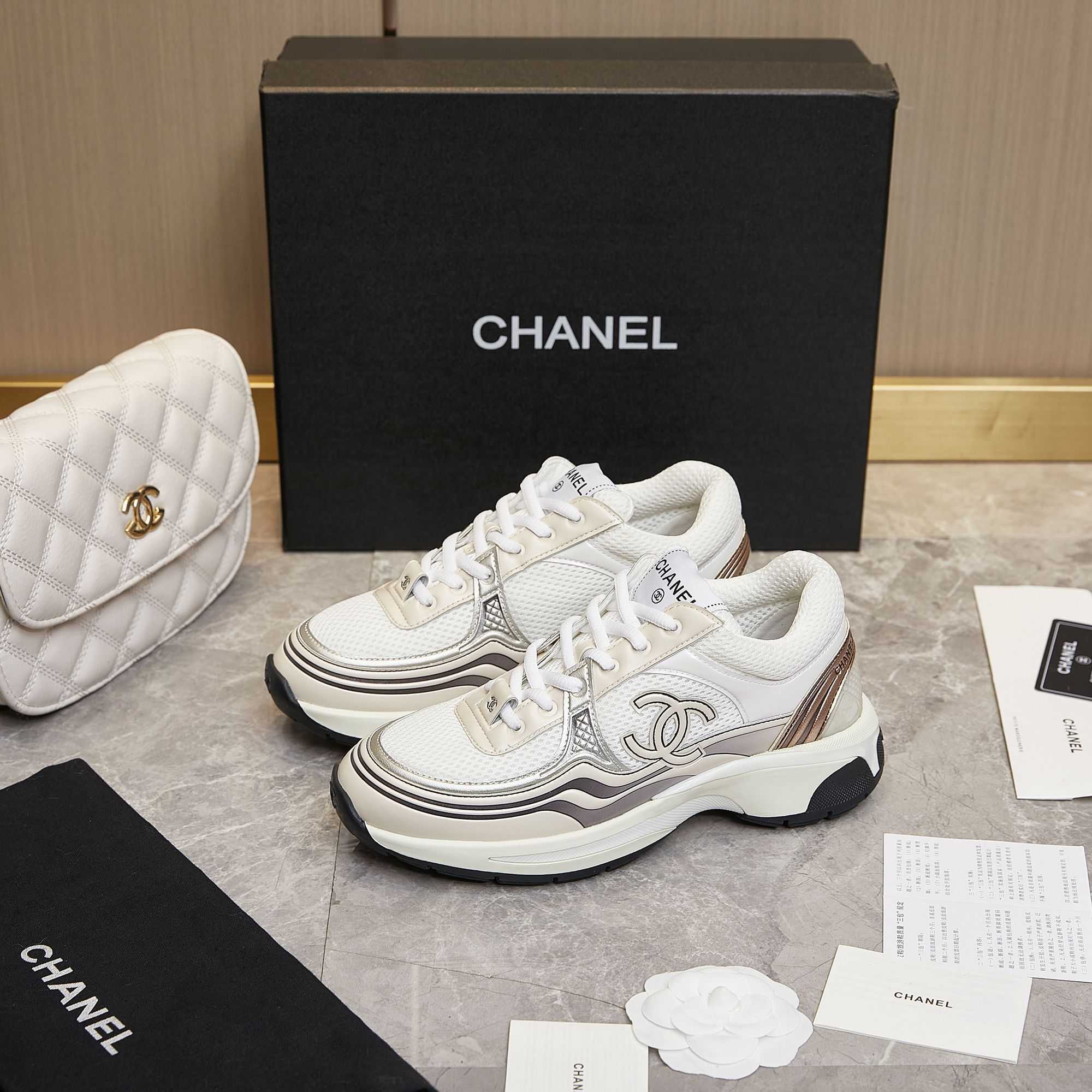 Chanel-Sneaker aus Stoff und Laminat - EUR FASHION