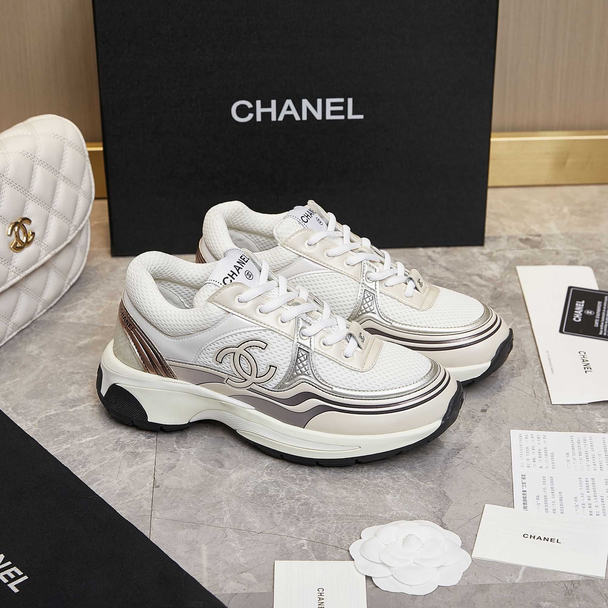 Chanel-Sneaker aus Stoff und Laminat - EUR FASHION