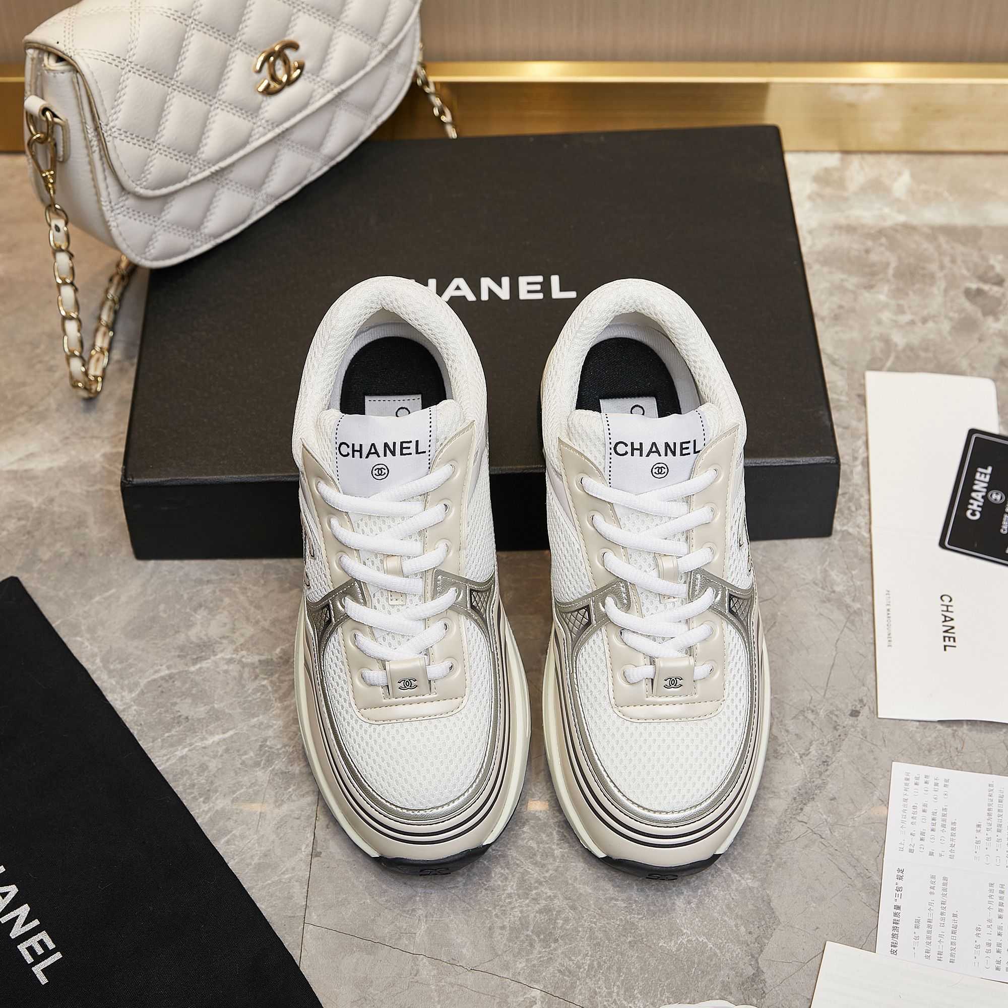 Chanel-Sneaker aus Stoff und Laminat - EUR FASHION