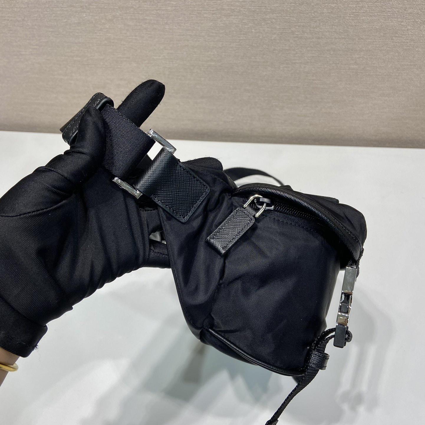 Prada Umhängetasche aus Re-Nylon und Saffiano-Leder - EUR FASHION