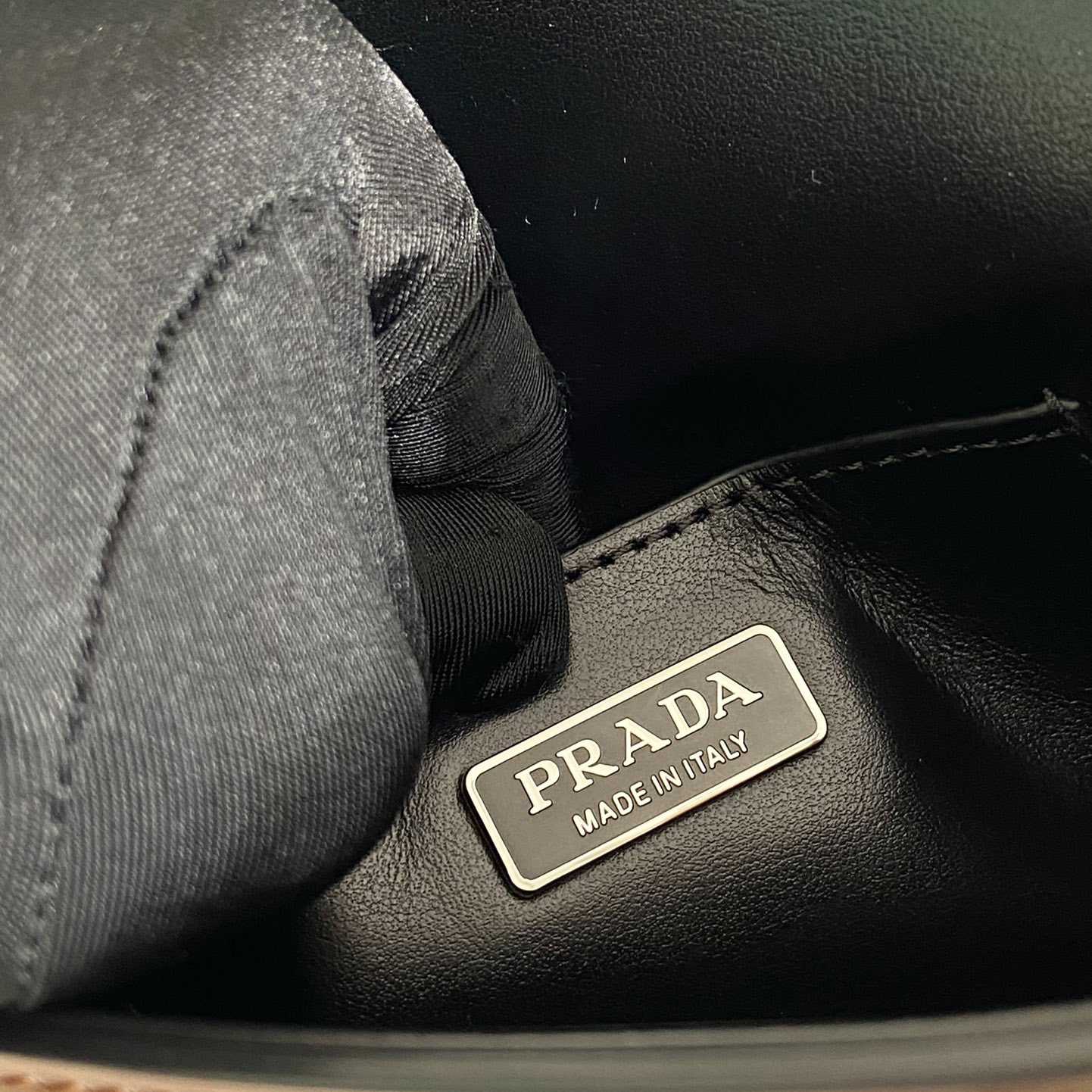 Prada Minitasche aus gebürstetem Leder mit Schultergurt - EUR FASHION